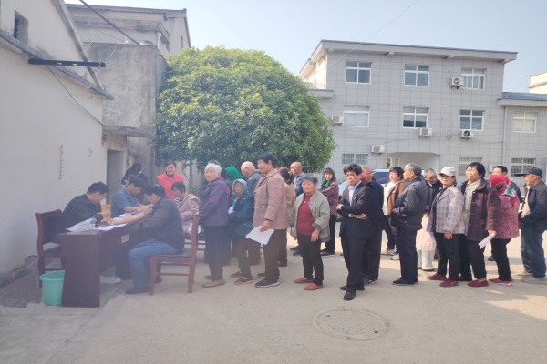 黨員暖心護(hù)航 助力老年人免費(fèi)健康體檢
