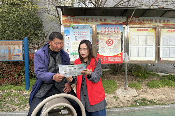 蘆龍社區(qū)開展“居民健康素養(yǎng)促進(jìn)行動”主題宣傳活動