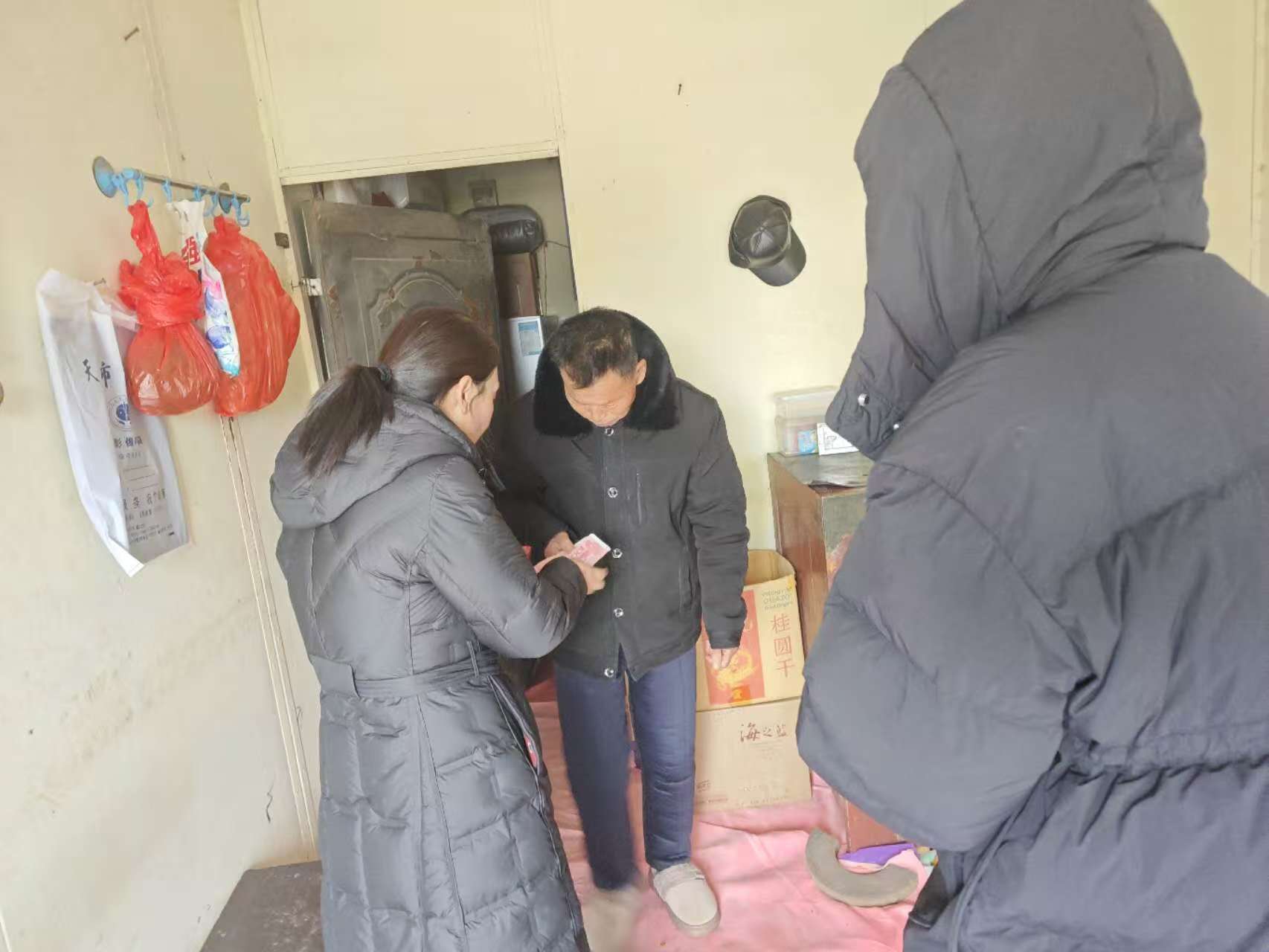 曹三村開展2025年新春慰問送溫暖活動