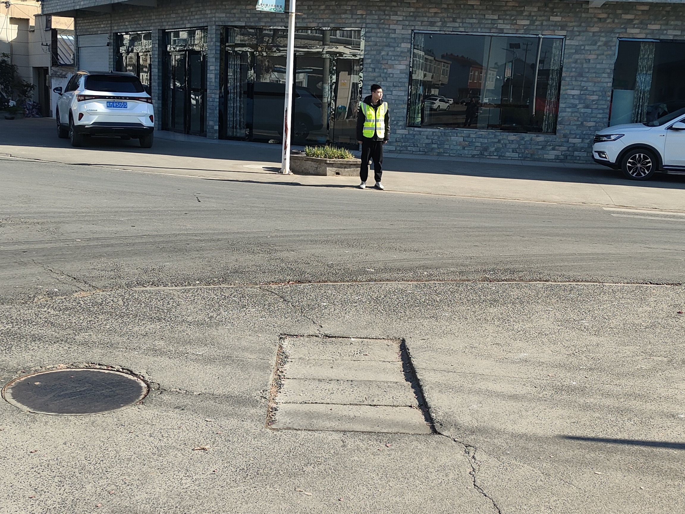 秦欄鎮(zhèn)新華社區(qū)維護(hù)道路安全