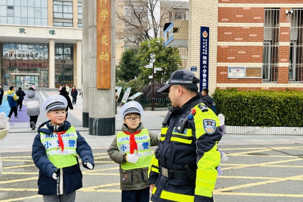千秋街道同心社區：傳承雷鋒精神 學做“小小交警”學雷鋒紀念日主題活動