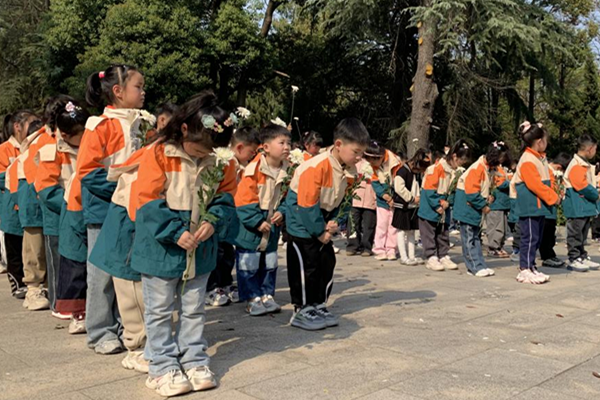 千秋街道胭脂山社區：開展“忠魂守望千秋月，春暉漫染胭脂山”清明節祭掃活動