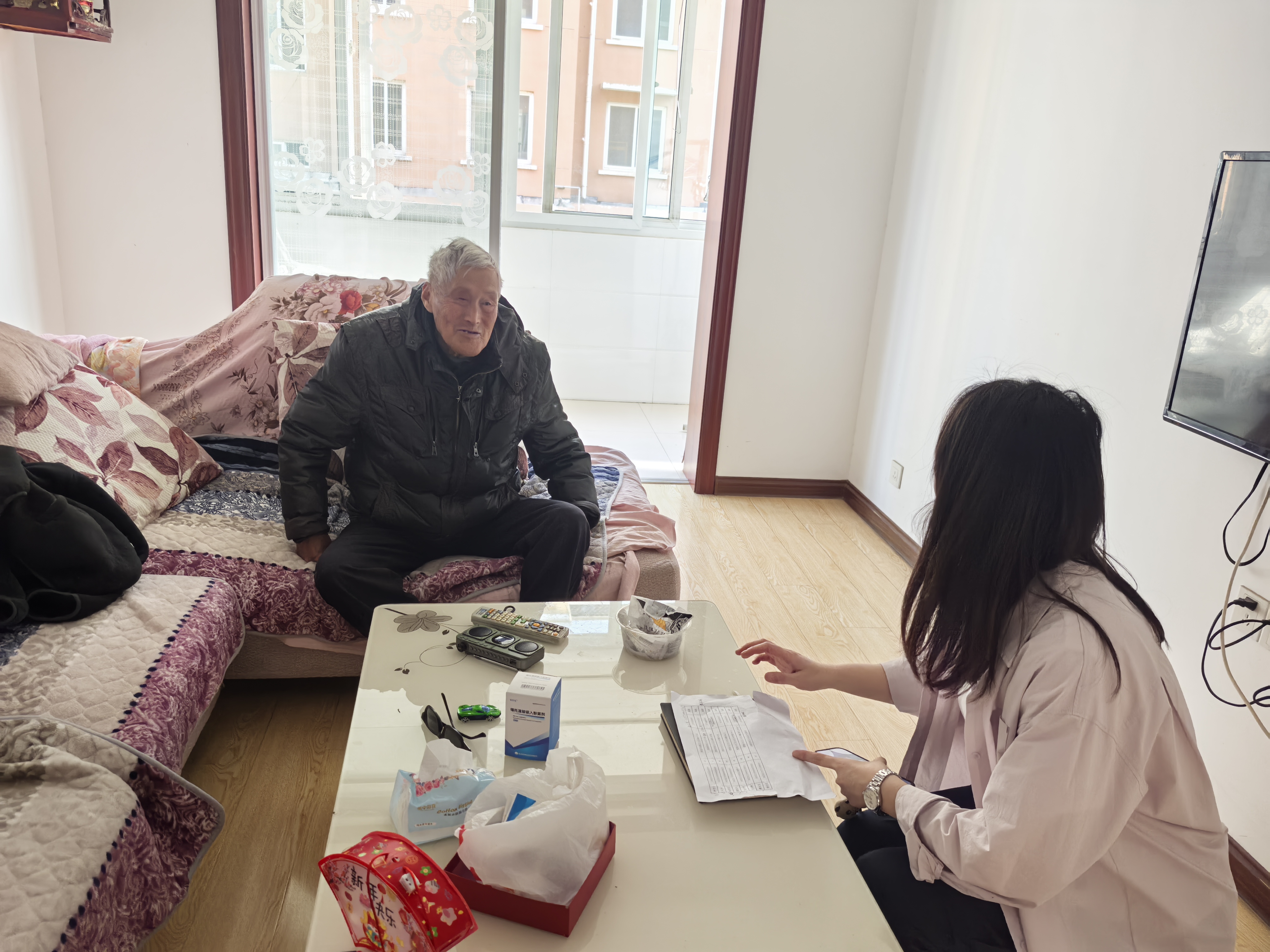 千秋街道西湖社區：網格員深入網格關愛高齡獨居老人