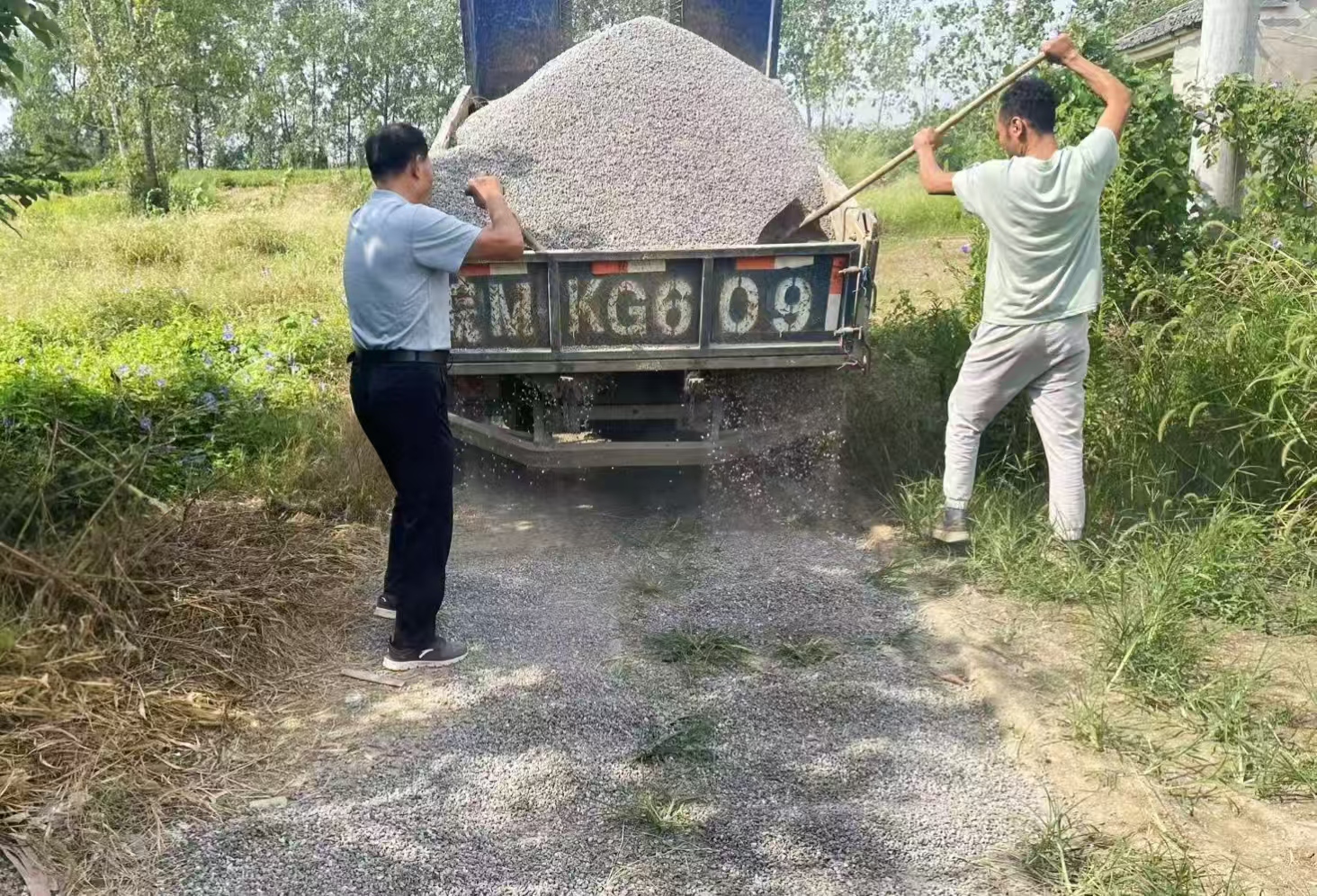 周營村興隆組進行道路維護工作