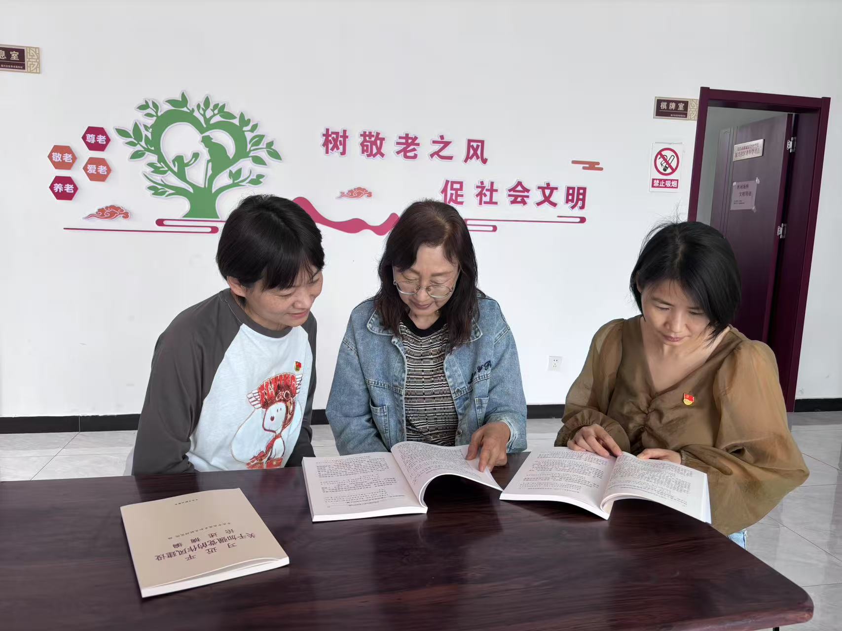 振興社區(qū)組織“先鋒助學團”開展送學活動