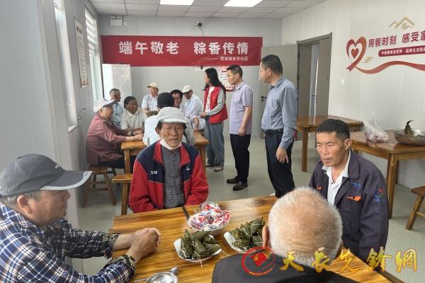銅城鎮安樂社區開展“端午敬老、粽香傳情”慰問活動