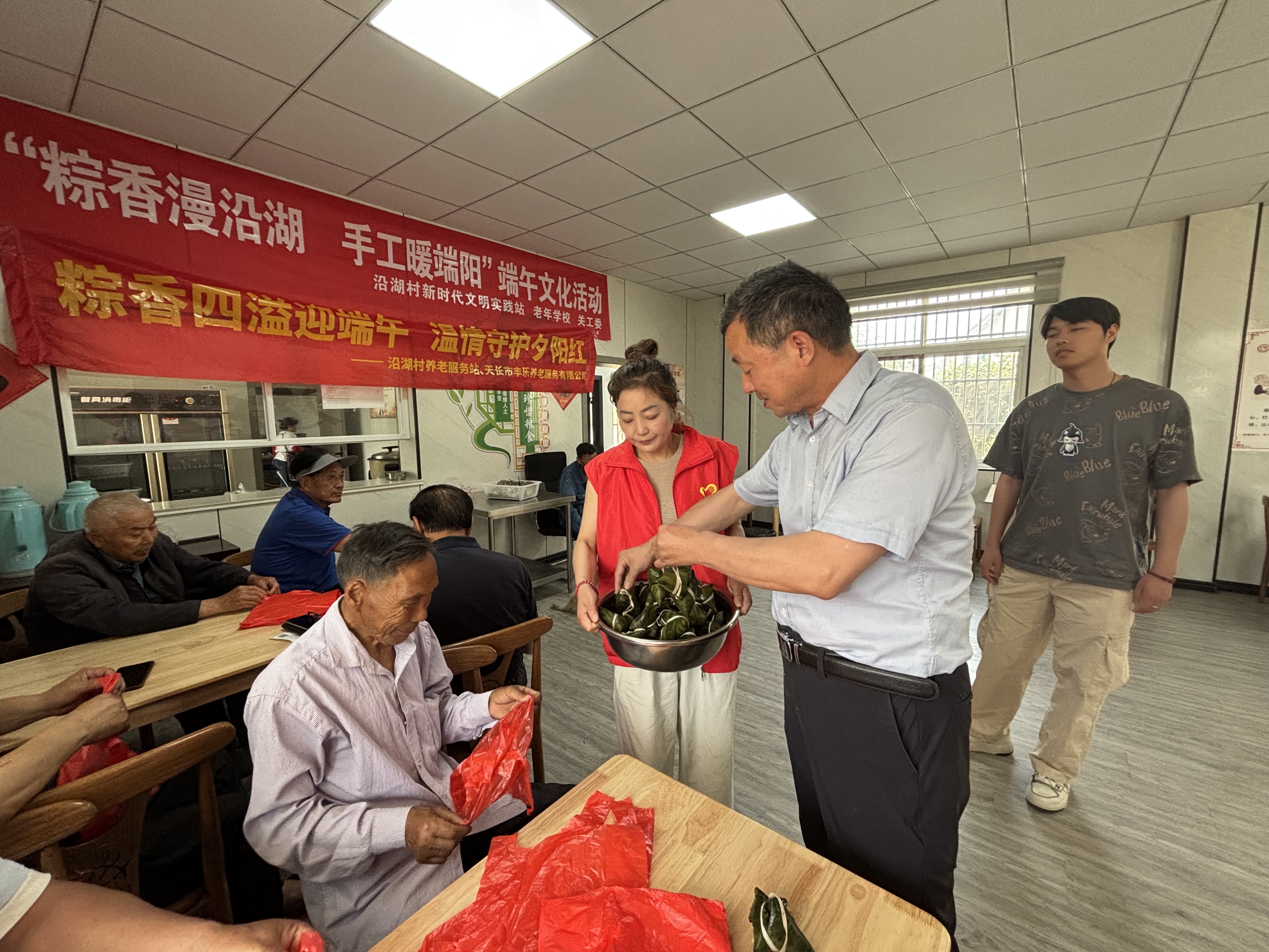銅城鎮沿湖村開展“香包縫出鄰里情 粽子傳遞黨溫暖”