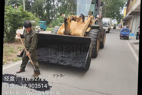 銅北村修繕銅城小學門口道路 守護師生出行安全