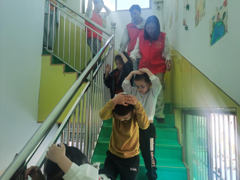 廣陵街道沃公社區：“防災減災，安全童行”防震演練活動