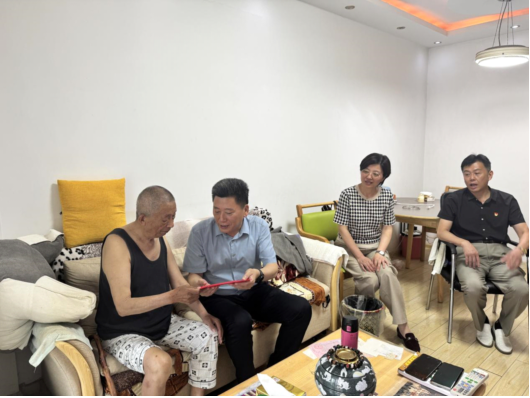 市委常委、政法委書記吳國敏到廣陵街道走訪慰問困難黨員