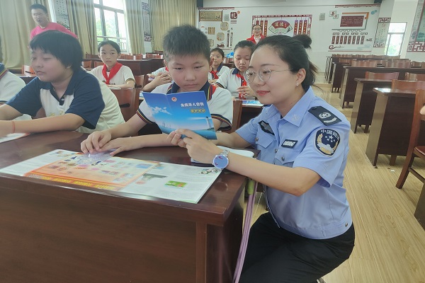 大通鎮：開學第一課——選擇人生路 法治伴成長