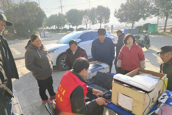 定格最美微笑：小關(guān)社區(qū)公益攝影伴老人