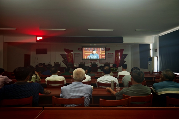 龍集社區(qū)組織黨員、群眾、退役軍人觀看紀(jì)念抗戰(zhàn)勝利80周年大會(huì)盛況