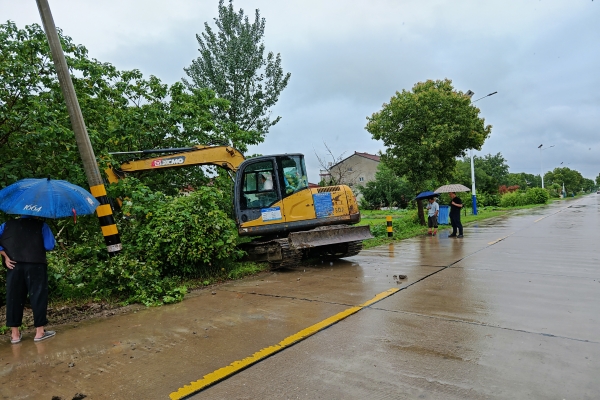 龍集社區(qū)開(kāi)展排澇工作