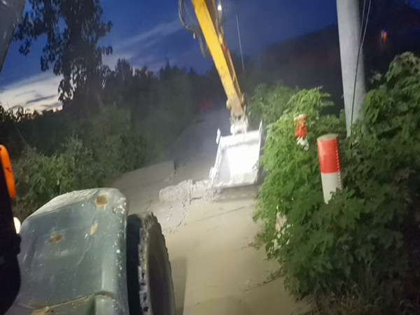 橋灣社區：修復破損路面 守護居民腳下安全