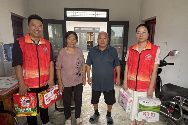 民生社區(qū)開展“情暖金秋送關懷”慰問活動