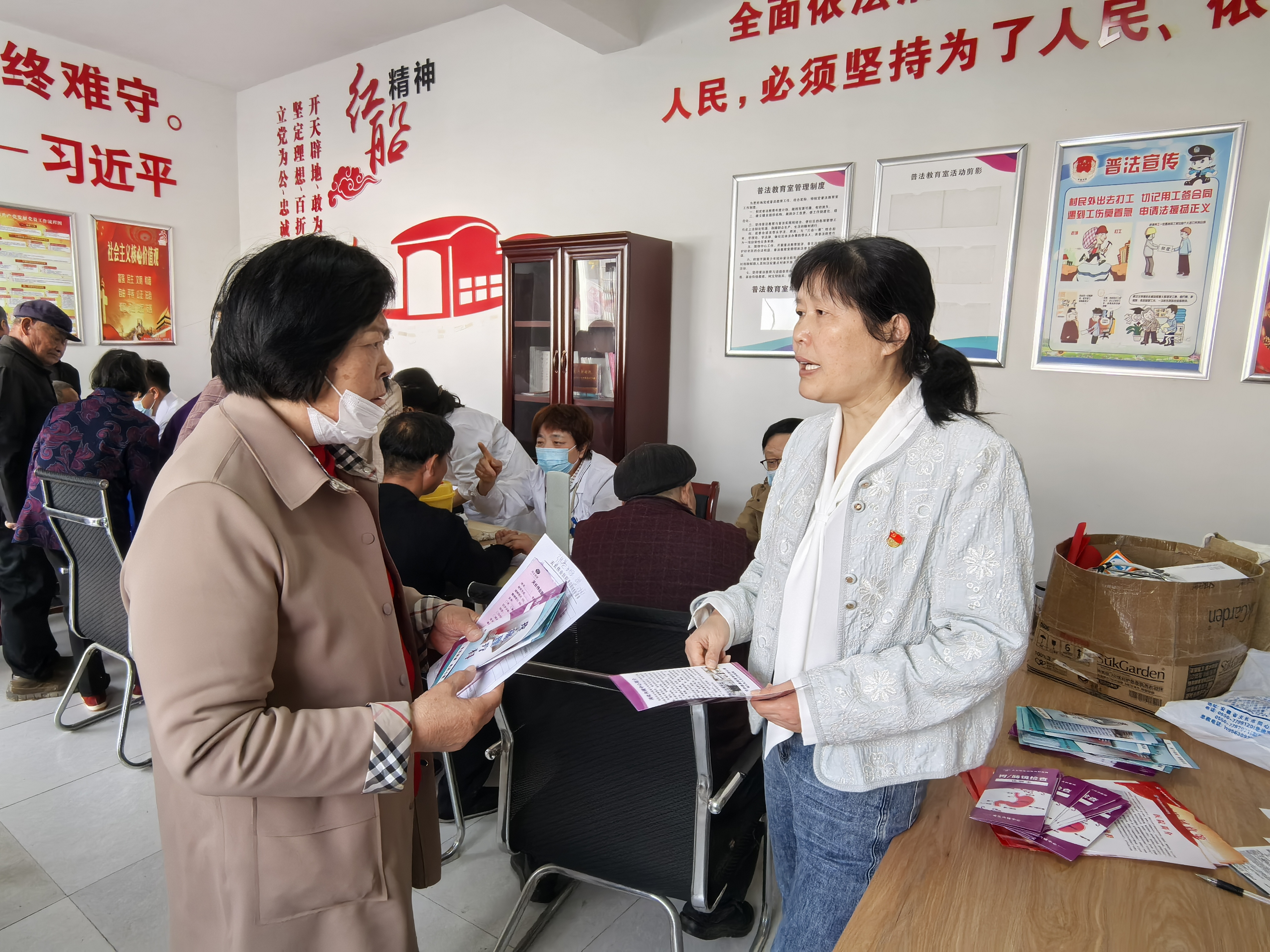 張巷村開展“黨日送健康，義診暖夕陽”主題黨日活動