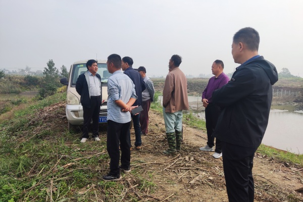 鎮(zhèn)水利站督導(dǎo)長安村羅橋水庫清淤工程