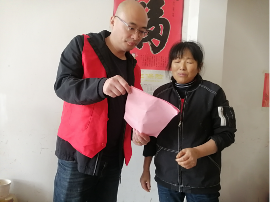 八墩村入戶宣傳道路交通安全