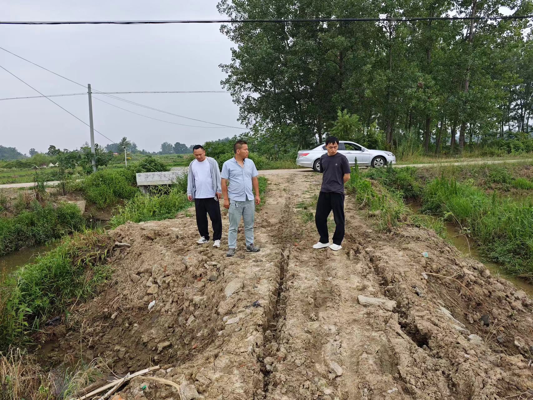 搶修高標(biāo)準(zhǔn)農(nóng)田路面確保農(nóng)作物種植