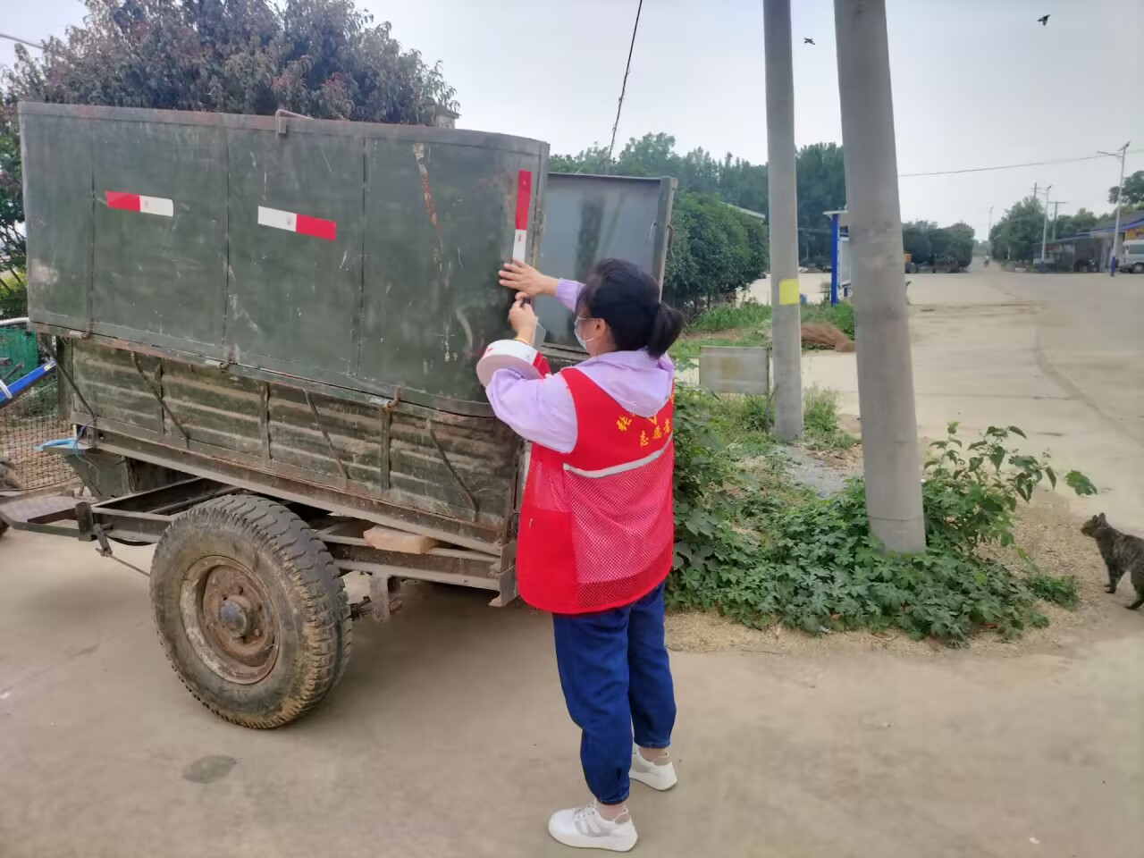 尚武村開展農(nóng)業(yè)機(jī)械粘貼反光標(biāo)識(shí)活動(dòng)