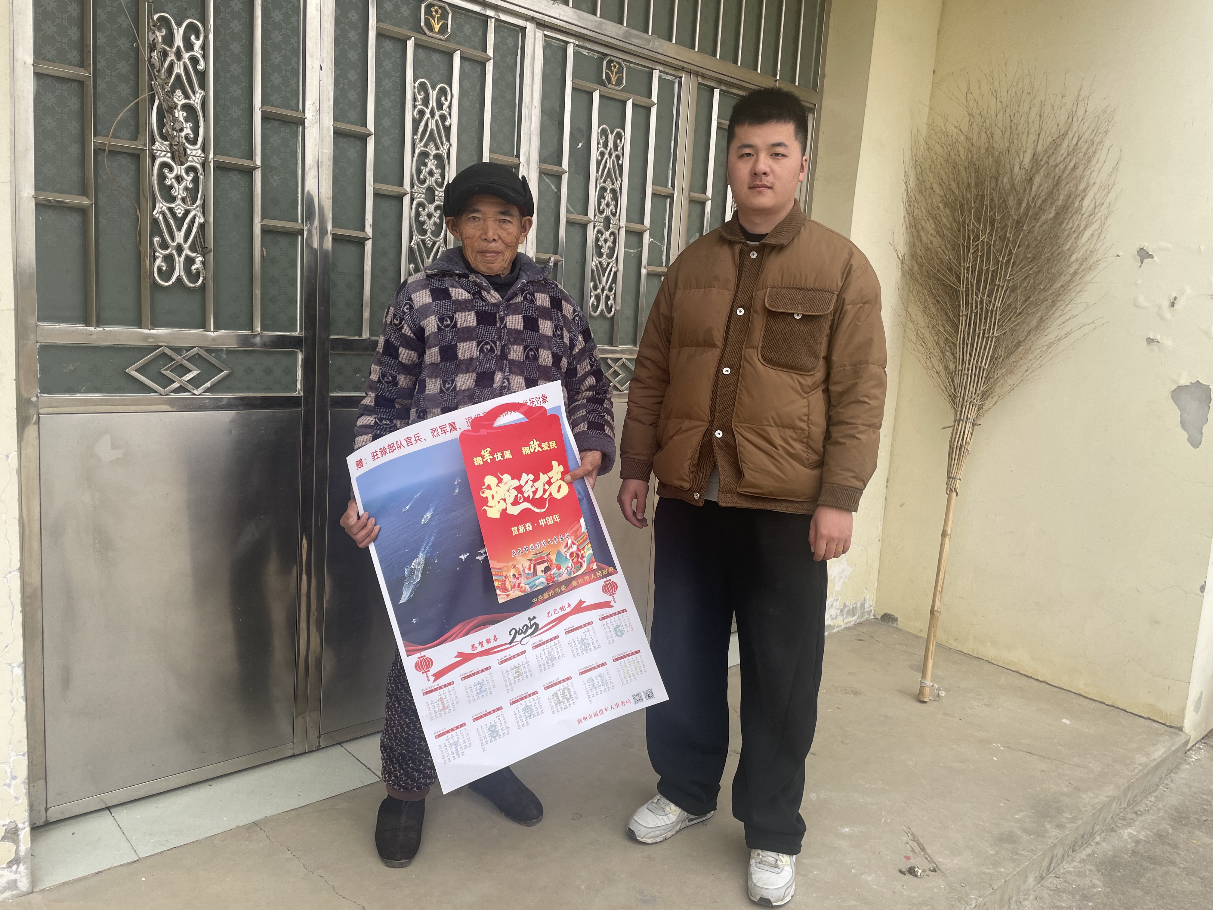 興隆村：關愛退役軍人 發放春節年畫