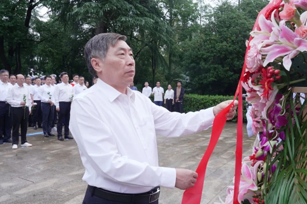 緬懷革命先烈　傳承烈士精神——我市舉行烈士紀(jì)念日向烈士敬獻(xiàn)花籃活動(dòng)